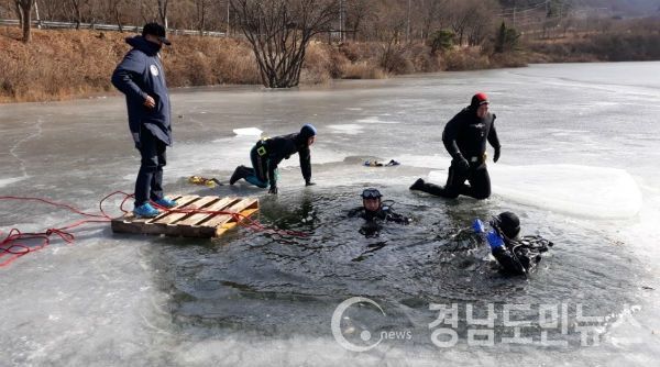 경남소방본부와 합동으로 인명구조능력 향상을 위한 동계 수난 구조훈련을 실시했다.(사진/거창소방서)