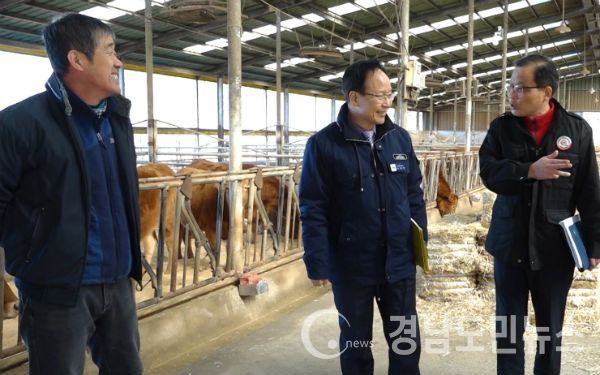 현장에 답이 있다는 생각으로 무허가 축사 현장을 방문했다.(사진/거창군)
