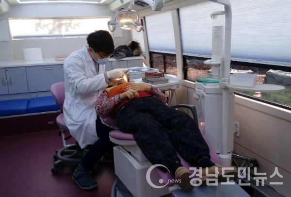 저소득층 어르신과 중증장애인 1급~3급 대상 90명에게 무료의치지원과 치과진료비 지원사업을 실시한다.(사진/거창군)