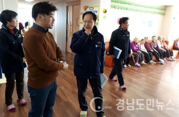 이광옥 부군수를 중심으로 3개 기관 10명의 긴급 안전점검반을 편성해 종합병원 3개소, 요양병원 3개소에 대해 화재 등 안전점검을 실시했다.(사진/거창군)