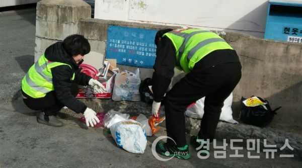 한파 속에서도 주택가 골목 구석구석을 누비며 단속활동을 펼치고 있다.(사진/거창군)
