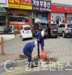 거창읍의 주요간선도로변의 빗물받이 점검을 하고 청소(사진/거창군)