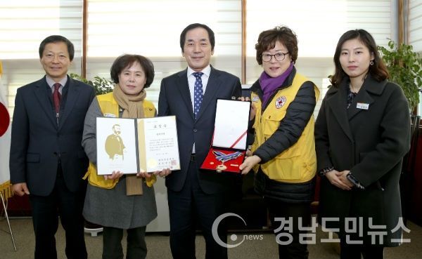 합천군 적십자회원유공장 명예장 수상.(사진/합천군)