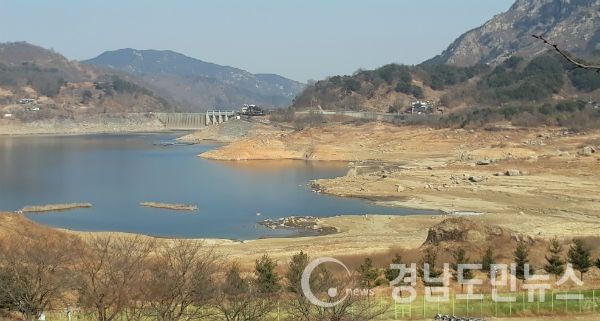 저수율이 30%대로 떨어진 합천댐의 모습(사진/합천군)