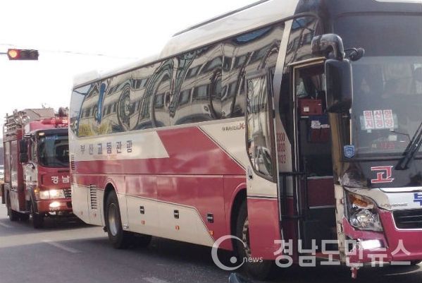 승용차의 불법 유턴 충돌로 시외버스 앞쪽이 찌그러져 있다