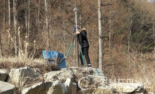 기존 동경측지계 방식의 지적공부를 국제표준의 세계측지계로 변환하는 사업을 추진한다.(사진/거창군)