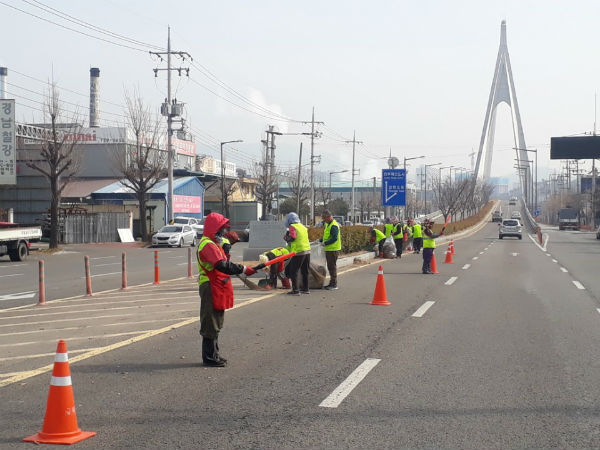 진주시는 경남도민체육대회에 맞춰 진입노선에 대한 대대적인 정비 작업을 통해 쾌적한 가로경관 유지에 총력을 기울이기로 했다.