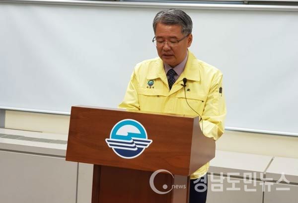 박성재 사천시부시장이 브리핑룸에서 8일 오전11시 제11제일호 전복사고에 대해 브리핑하고 있다.