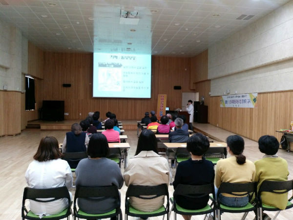 산청군은 노인일자리사업과 관련하여 참여자들에 대한 교육을 실시한다