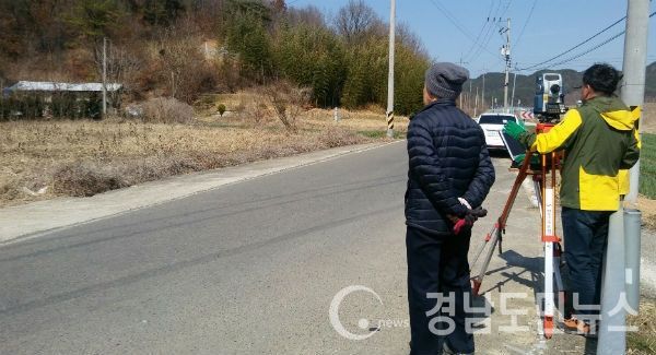 열악한 주거환경 개선을 위하여 ‘행복나눔측량’을 실시했다.(사진/거창군)