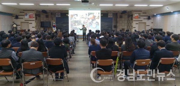 대한민국 1호 맛칼럼니스트 황교익씨를 초청하여 ‘음식쾌락은 어떻게 탄생하였나?’를 주제로 특강을 실시했다.(사진/거창군)