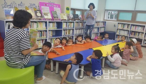 도서관으로서의 역할수행이 어려운 관내 작은 도서관에 순회사서사업을 추진한다.(사진/거창군)