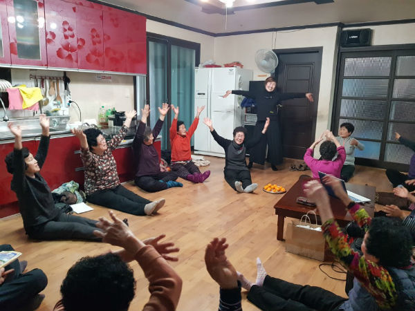 산청군 보건의료원은 중풍예방을 위해 마을 경로당을 순회하며 예방교실을 운영학고 있다(사진은 웃음치료 프로그램의 진행 모습)