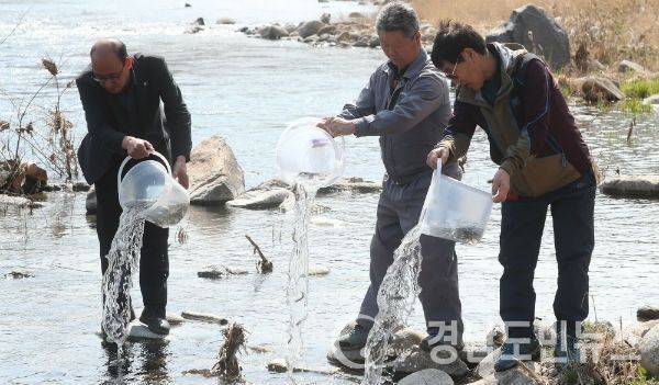은어 어린고기 1만5,000미를 방류 행사를 가졌다.(사진/함양군)