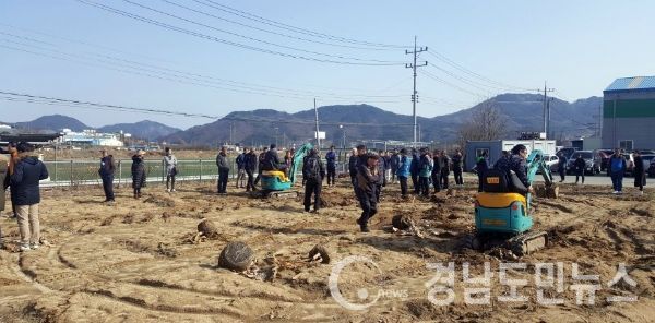 농용굴삭기 조작법과 기능에 대해 이론교육과 아울러 현장 실습을 병행하는 실용교육을 실시했다.(사진/함양군)