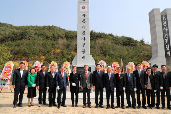 대한민국무공수훈자회 산청군지회는 30일 신안면 외송리에서 호국무공수훈자회 전공비 제막식을 개최했다