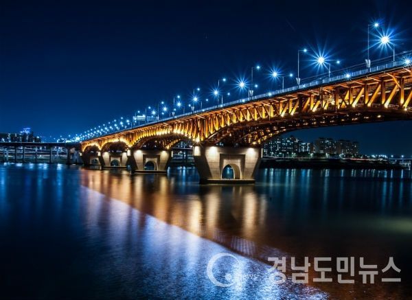 부산시가 UN에서 지정한 '4월 2일 세계 자폐인의 날'을 맞아 블루라이트 캠페인을 시작한다고 30일 밝혔다. (사진/게티이미지뱅크)