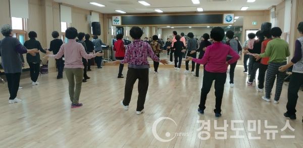 65세 이상 남녀 주민들을 대상으로 움직임이 행복한 건강교실 프로그램 대상자를 모집한다.(사진/거창군)