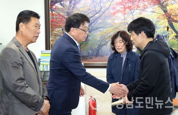 전 직원이 뜻깊게 모은 성금 1,100여만 원을 전달하고 위로했다.(사진/함양군)