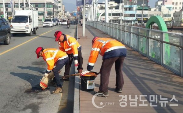 겨울철 강설과 제설작업 등으로 생긴 도로상의 포트홀을 안전사고 예방을 위해 전면적으로 보수했다.(사진/거창군)