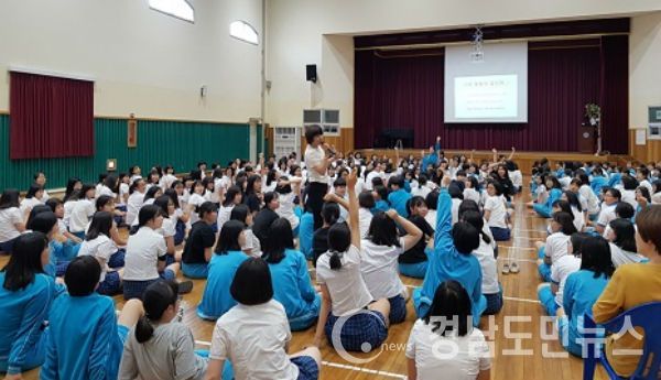초‧중‧고 28개교를 직접 찾아가 푸르미 흡연예방과 절주교육을 실시한다.(사진/거창군)