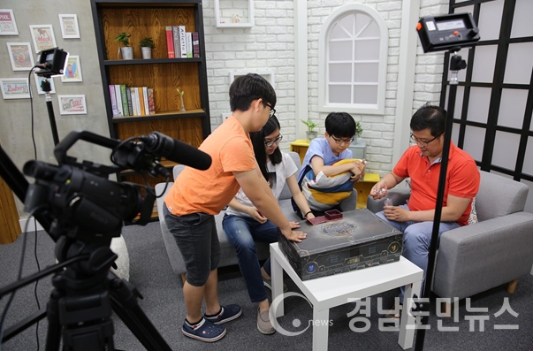 크리에이터 스튜디오에서 '1인 방송'을 하고 있는 모습.(사진/부산시)