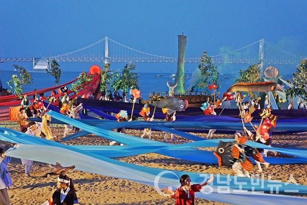 부산 수영구에서 전국에서 유일하게 전통어촌의 민속을 소재로 한 '광안리어방축제'를 오는 27일부터 29일까지 광안리해수욕장 일원에서 개최한다. (사진/부산 수영구)