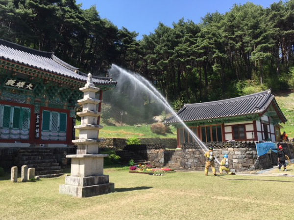 산청군과 산청소방서가 목조문화재의 화재를 대비한 합동소방훈련을 실시했다(사진은 율곡사 화재진압 훈련 모습)