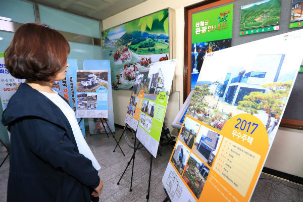 경남도의 우수주택으로 선정된 주택 40동이 오는 10일까지 산청군청에서 전시된다
