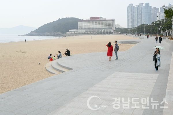 해운대구는 해운대‧송정 해수욕장 호안도로에서 자전거나 오토바이를 타는 행위를 강력하게 단속한다고 9일 밝혔다. (사진/해운대구)