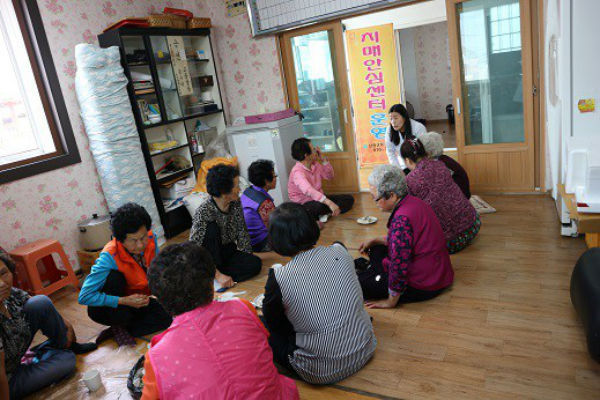 산청군보건의료원이 연말까지 관내 60세이상 주민을 대상으로 치매조기검진을 실시한다