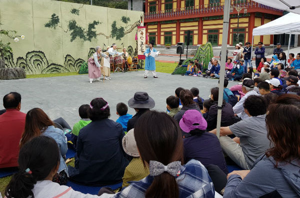 동의보감촌에서 열리는 마당극이 인기몰이를 하고 있다(사진은 마당극 효자전 공연 모습)