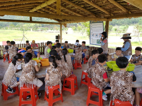 산청군 드림스타트가 학령기 아동들을 대상으로 선사시대의 고인돌 문화 체험 프로그램을 실시했다