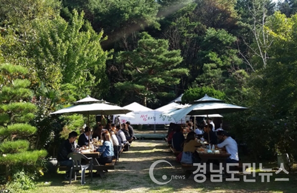 부산시는 오는 16일 오전 10시 금정 늘푸른 숲에서 '제1회 직장단위 만남 행사'를 시작으로 7월까지 3회의 미혼남녀 만남행사를 연다고 11일 밝혔다.