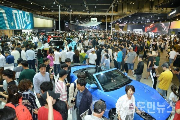 부산국제모터쇼를 찾은 관람객들이 전시된 차량들을 구경하고 있다.(사진/부산국제모터쇼사무국)
