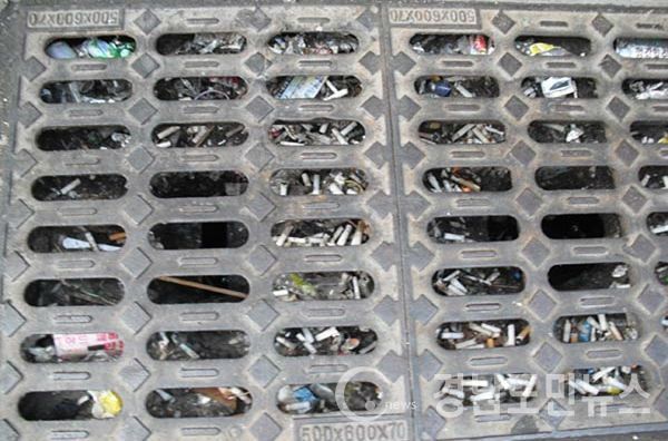 멘홀 각종 쓰레기와 흙먼지 등 오물이 가득차 썩어가고 있다.