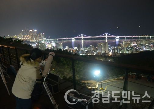 부산시 금련산청소년소련원은 오는 23일 광안리해수욕장에서 천체망원경을 설치해 달과 별, 행성을 관측할 수 있는 '2018 찾아가는 천문대'를 운영한다고 21일 밝혔다.