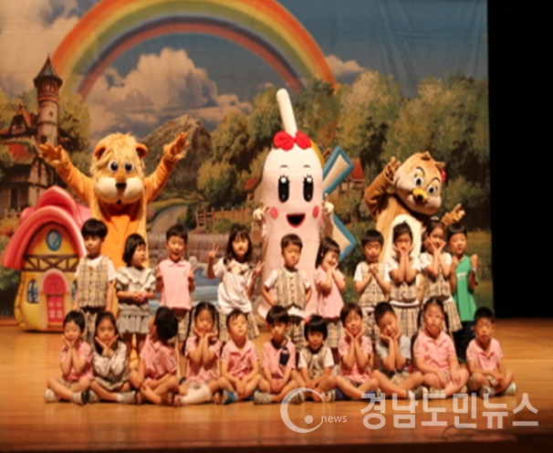 부산시가 11일 오전 10시 동래문화회관 대강당에서 부산지역 유치원 및 어린이집 아동을 대상으로 ‘감염병 예방은 접종이지’ 어린이 인형극을 연다고 10일 밝혔다.