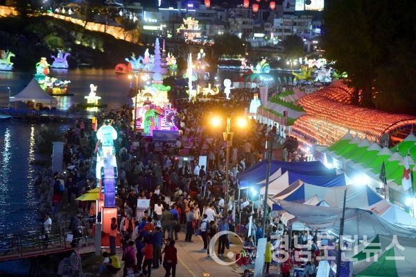 여론조사 결과 진주시민 대다수는 진주남강유등축제의 무료화에 찬성하는것으로 나타났다(사진은 남강유등축제의 모습)
