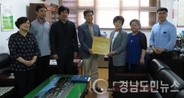 거창중앙고등학교(교장 류청렬)를 치매극복선도학교로 지정하고 지난 13일 현판 전달식을 가졌다.(사진/거창군)