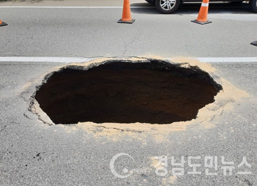 지난 11일 부산 번영로 서울방향 원동IC 300m 지난 지점서 지반 침하사고가 발생했다. (부산/최록곤 기자)