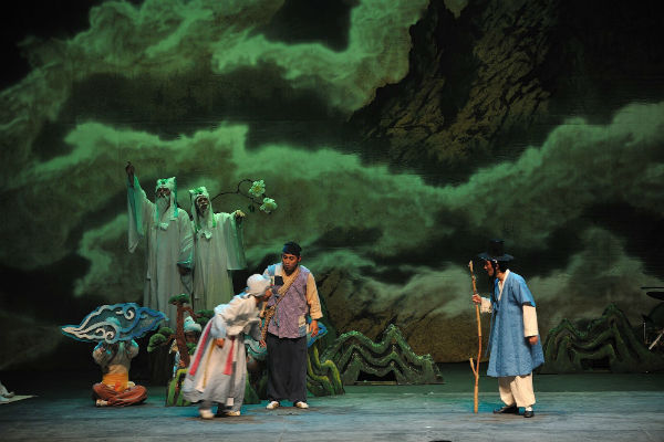 경남의 대표 예술단체 극단 큰들의 마당극 '효자전'이 산청동의보감촌에서 200회 공연을 맞이했다