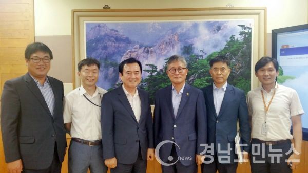 함양군에서는 2020함양산삼항노화엑스포의 국제행사 최종 승인을 앞두고 정부 부처를 연이어 방문하며 엑스포 유치에 총력을 기울이고 있다.(사진/함양군)