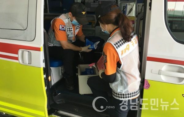 모든 차에 얼음조끼·아이스팩·생리식염수 등 온열환자 장비를 갖추고 환자 발생 시 응급처치와 병원이송 등 구급서비스를 제공하기로 했다.(사진/거창소방서)