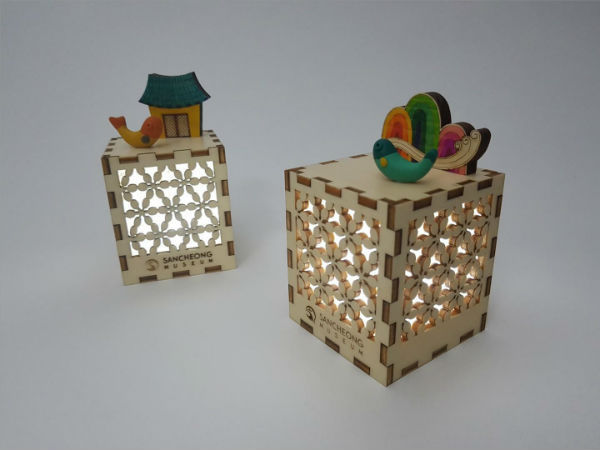 어린이 박물관의 전통문양을 활용한 꽃창살 조명등 만들기 모습