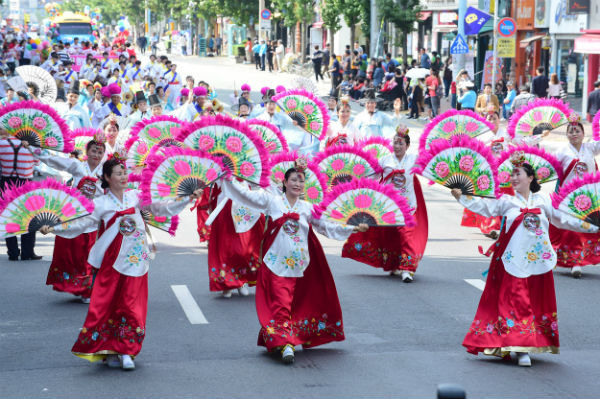 진주시는 개천예술제 행사의 '가장행렬 경진대회' 참가팀을 오는 8월 28일까지 공모한다
