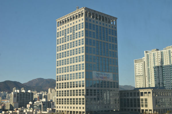 부산시청전경.