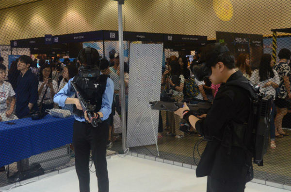 26일 열린 VR 페스티벌에서 참가자들이 총게임을 체험하고 있다.