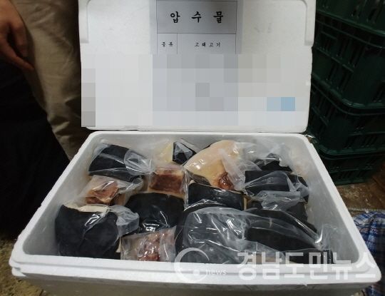 영도경찰서는고래고기를 밀반입해 부산과 울산 지역에 유통‧판매한 A(53)씨 등 18명을 식품위생법 및 관세법 위반 등 혐의로 불구속 입건했다고 1일 밝혔다. (사진/영도경찰서)