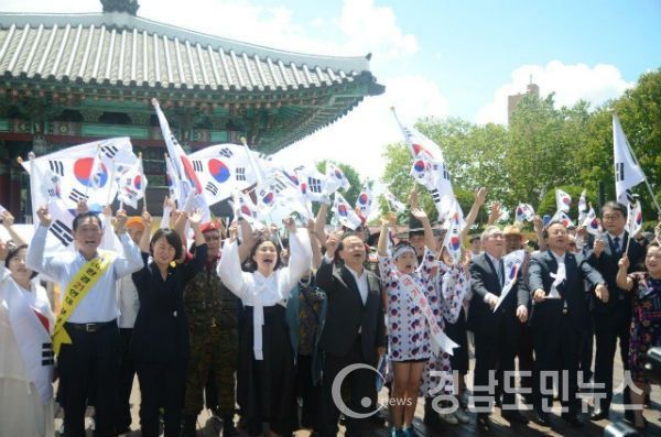 15일 부산 중구 광복동에서 위치한 용두산공원에서 오거돈 시장을 비롯한 시민들이 태극기를 흔들고 있다.